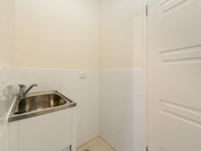 2 / 4 Locke Street, Southport