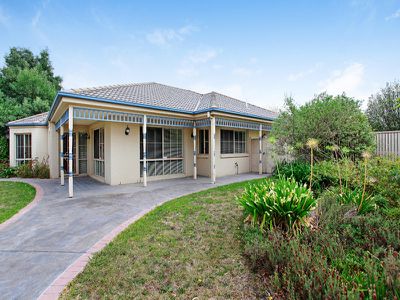 2 May Gibbs Crescent, Lynbrook