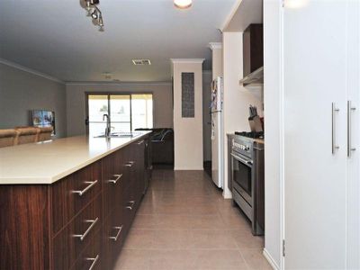 8 Crossley Avenue, Epsom
