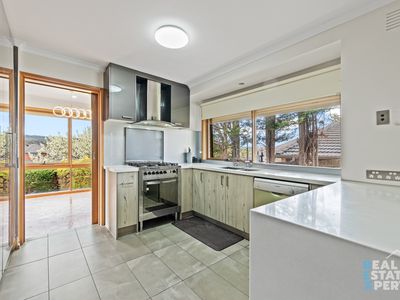 4 Redhill Court, Endeavour Hills