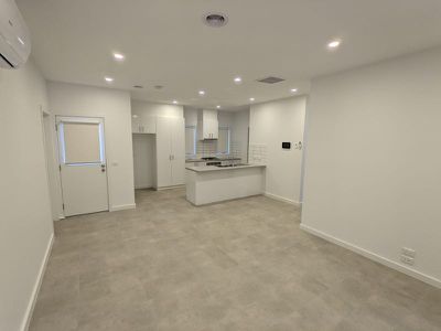 8 / 5 Helms Street, Newcomb