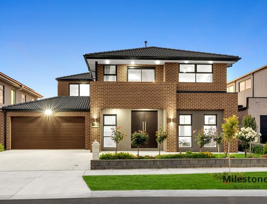 Tranquil Park and Creekside Living: Double-Storey Gem Awaits!