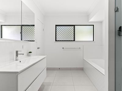 4  Horseshoe Court, Clifton Beach