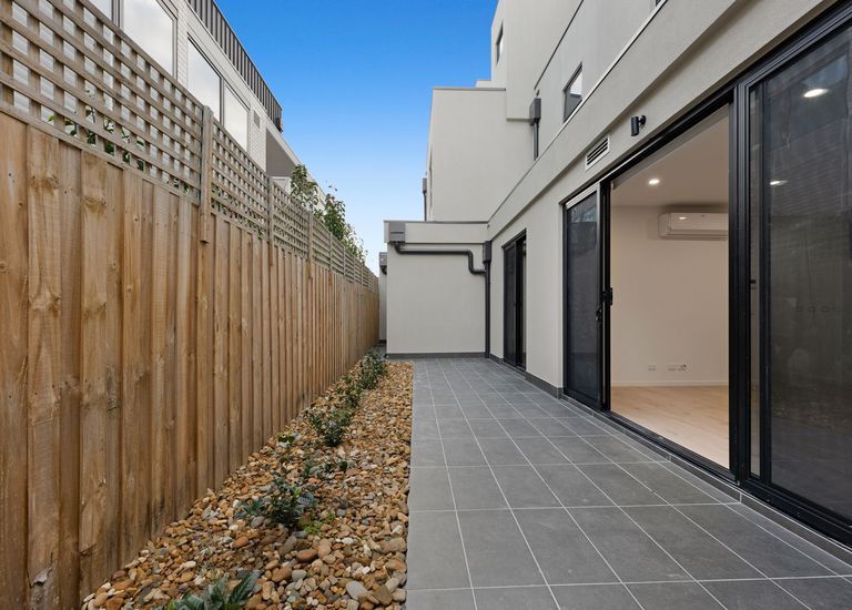 2 / 290 Hawthorn Road, Caulfield