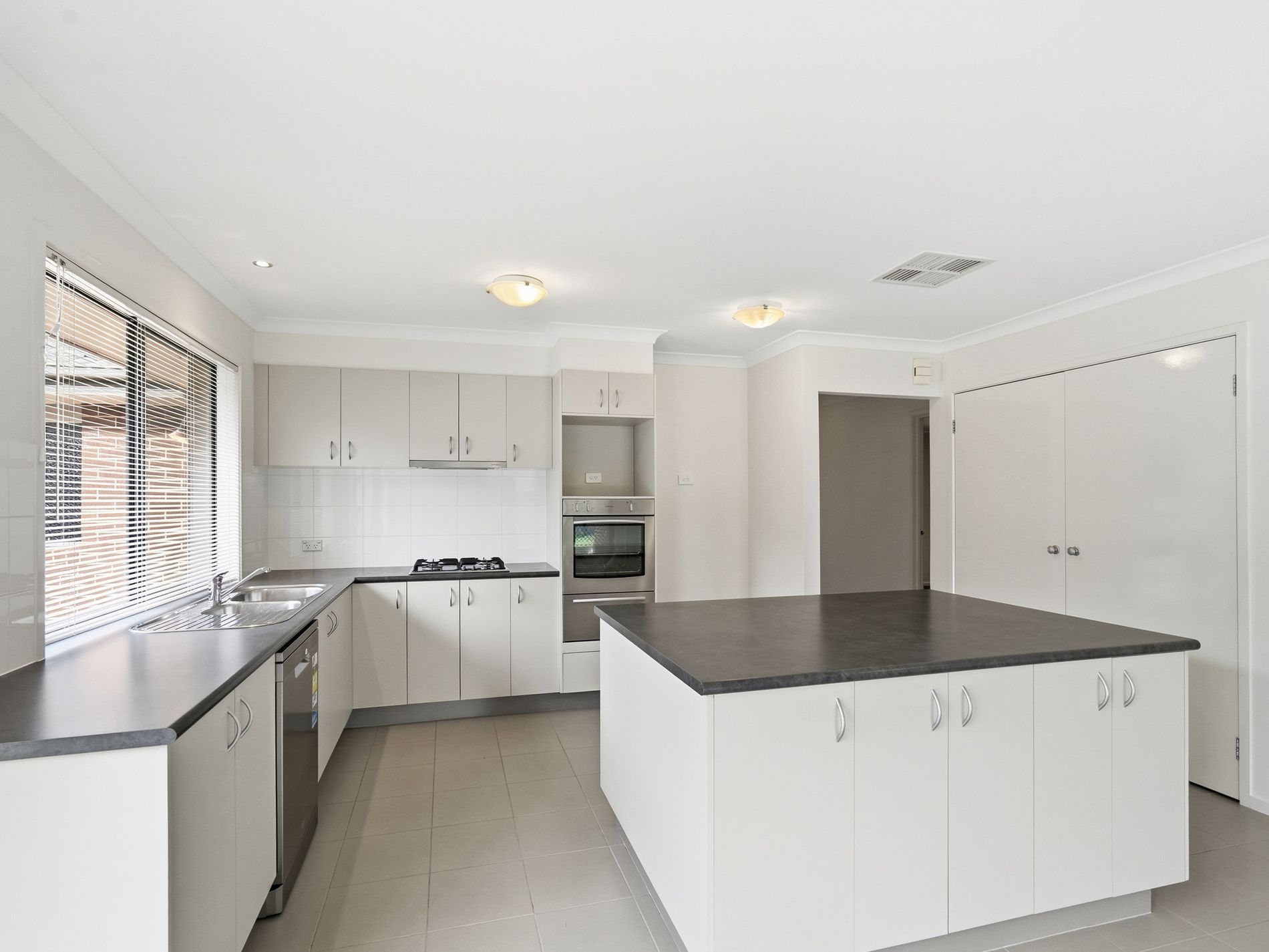 5 Niland Crescent, Point Cook