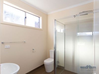 8 Herring Avenue, Cranbourne North