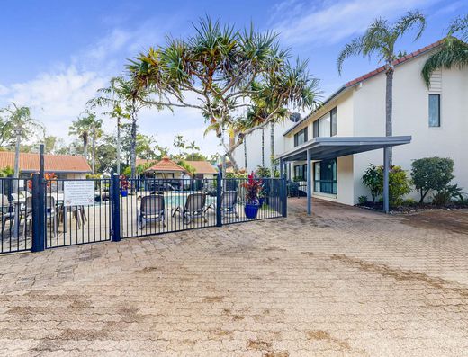 Relaxed Tropical Lifestyle in Noosaville image 2