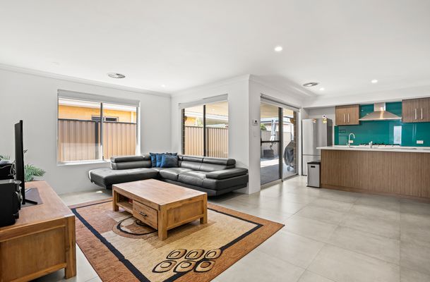 19 Calamocha Way, Piara Waters