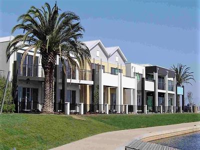 3 / 2 THE ENTRANCE, Pakenham