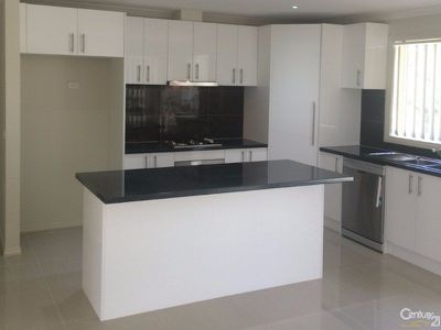 1 / 5 Lima Place, Pakenham