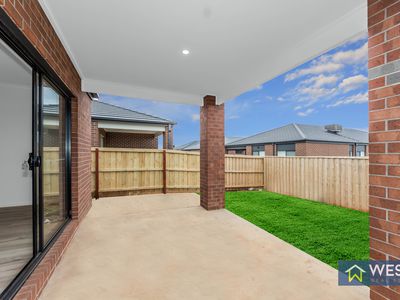 15 Coconut Road, Manor Lakes