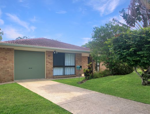 Great Family Home + Location image 1