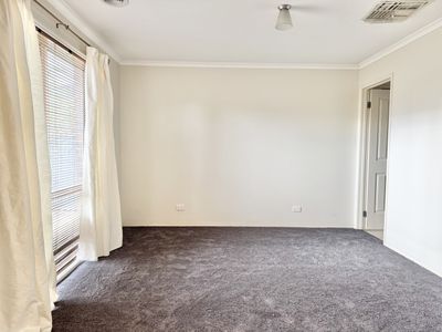 10 Maclarens Close, Manor Lakes