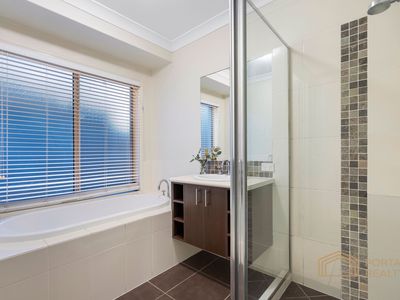 4 SLIPSTREAM ROAD, Coomera