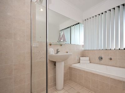 2 / 31 Second Avenue, Broadbeach