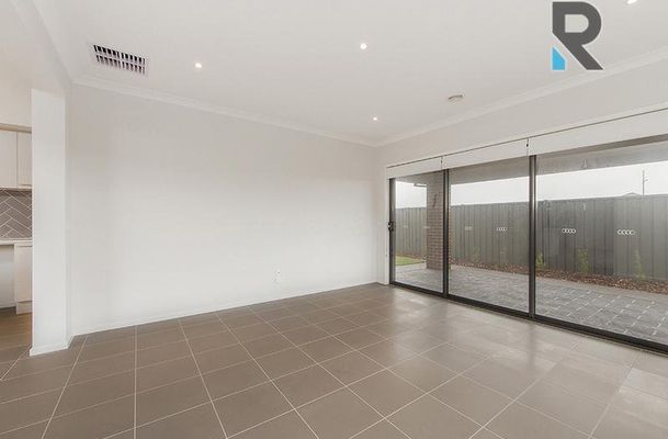 28 Emblem Way, Craigieburn