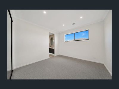 8 Showertree Street, Truganina