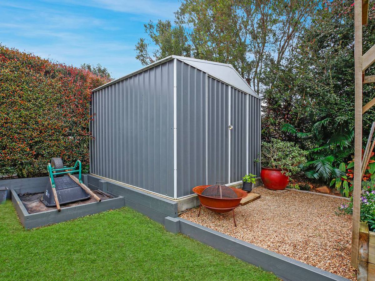 16 MITCHELL DRIVE, Atherton