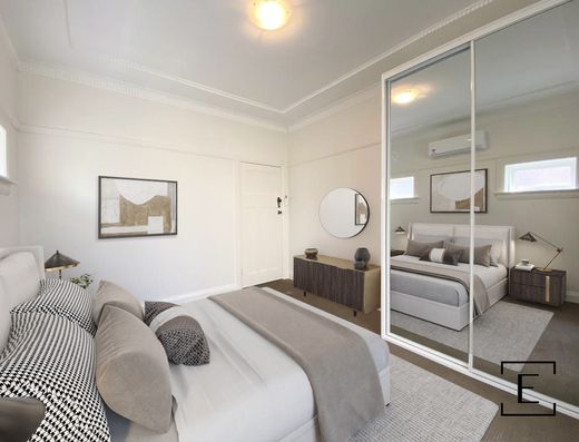 Conveniently located Art Deco Apartment 