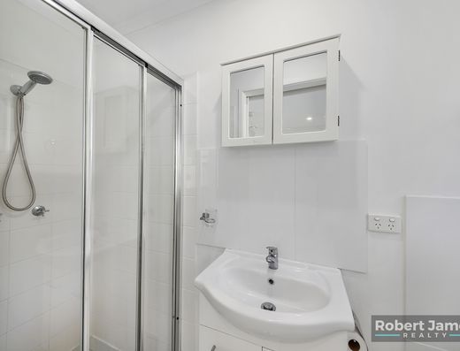 Bright and Breezy 3 Bed Home with Fruit image 14