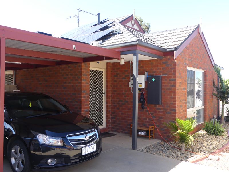 5 / 6 - 7 Madge Court, Mooroopna