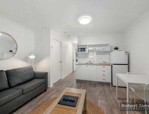  DUAL KEY APARTMENT - PREMIUM POSITION - WATER ASPECT OF LAKE DOONELLA   image 18