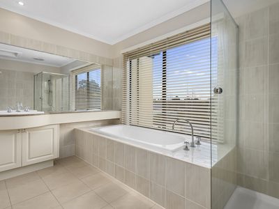 12 Glenns Court, Woodend