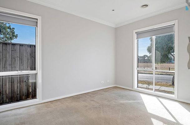 28 Lakeside Drive, Roxburgh Park
