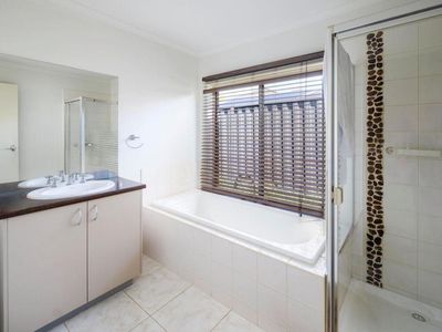 4 Dawson Crescent, Manor Lakes