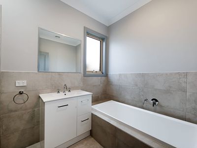 2 / 18 Duke Street, Werribee