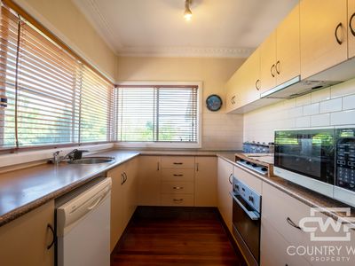 8 Lackey Street, Guyra