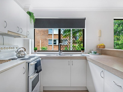 2 / 7 Lather Street, Southport