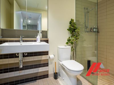 2D / 8 Waterside Place, Docklands