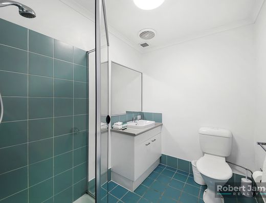  DUAL KEY APARTMENT - PREMIUM POSITION - WATER ASPECT OF LAKE DOONELLA   image 21