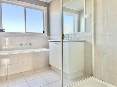 20 Bow Crescent, Manor Lakes
