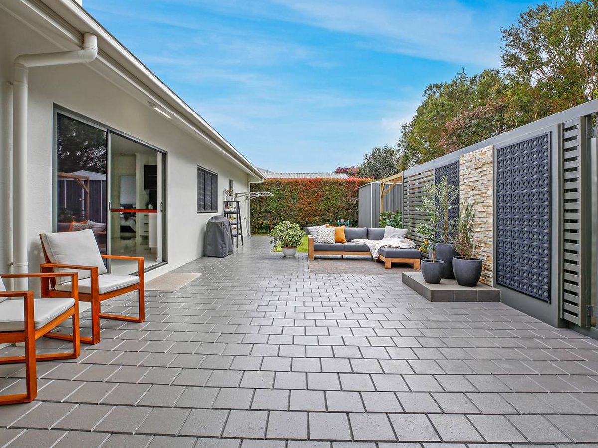 16 MITCHELL DRIVE, Atherton