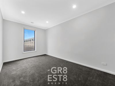 34 Kallista Circuit, Officer