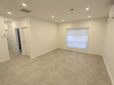 8 / 5 Helms Street, Newcomb