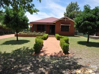 8 Lincoln Park Way, Dubbo