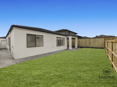 34 Guling , Clyde North