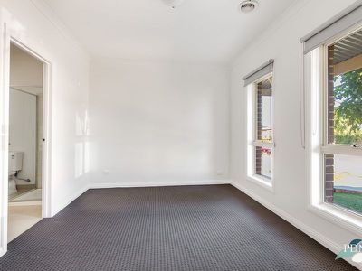 2 / 55 Walls Road, Werribee