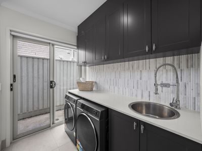 5 Lord Howe Circuit, Banya