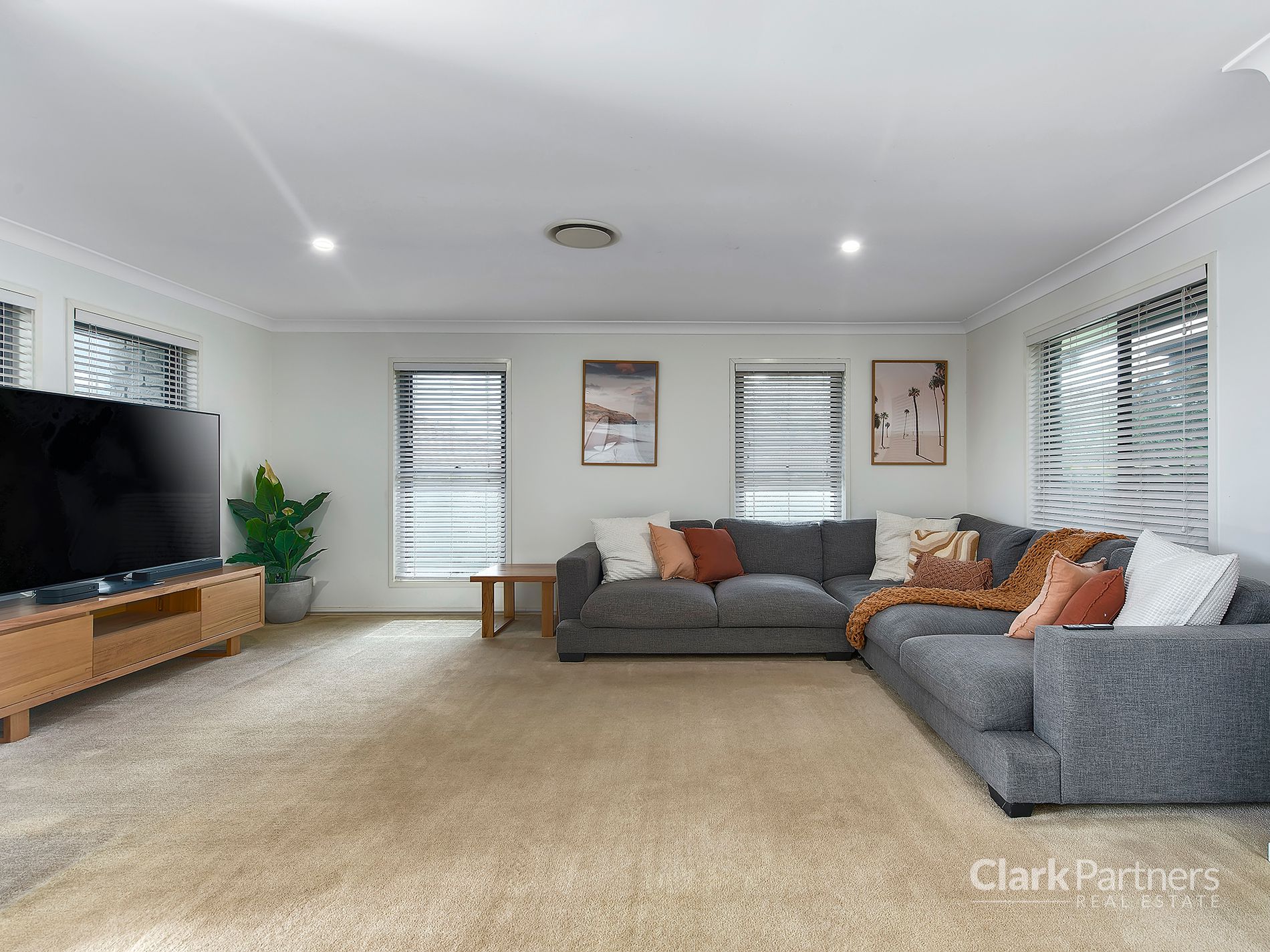 5 Curlew Court, Warner