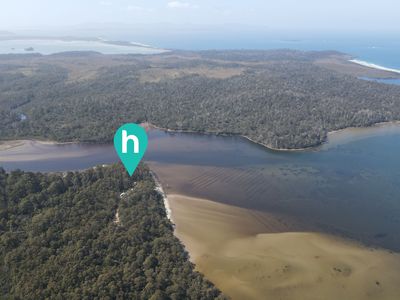 100 Cockle Creek Road, Recherche