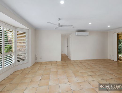 ELEVATED POSITION IN SMALL QUIET CUL DE SAC image 7 ELEVATED POSITION IN SMALL QUIET CUL DE SAC image 7