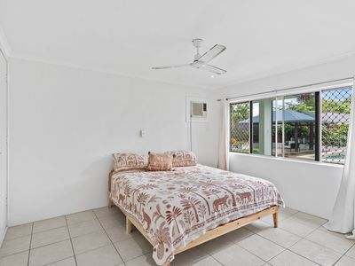 9 ZAMIA STREET, Holloways Beach