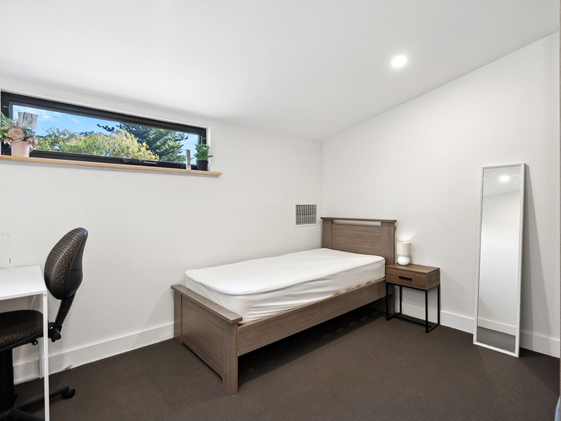 ROOM 4 / 6 Packer Avenue, North Plympton