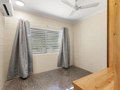 25 Hollywood Boulevard, White Rock