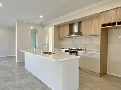 11 Nunda Way, Manor Lakes