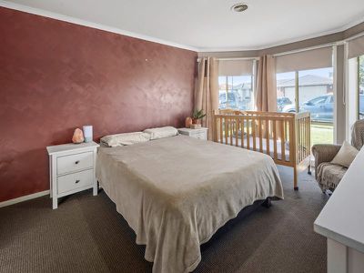 5 Chatham Close, Cranbourne East